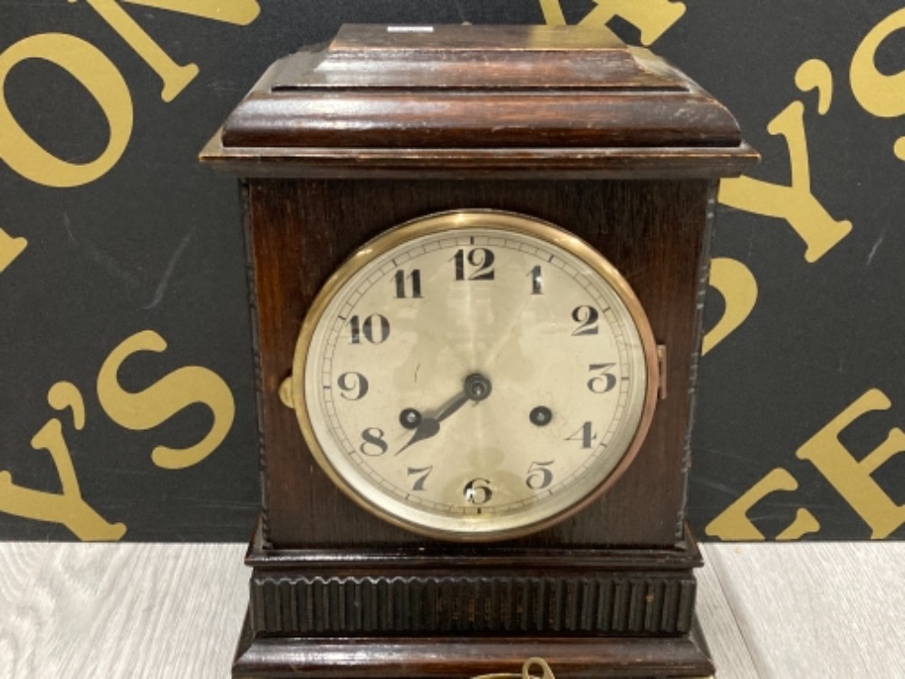 CIRCA 1910 OAK MANTLE CLOCK ON BRASS FEET WITH PENDUL AND SPARE KEYS ETC - Image 2 of 4