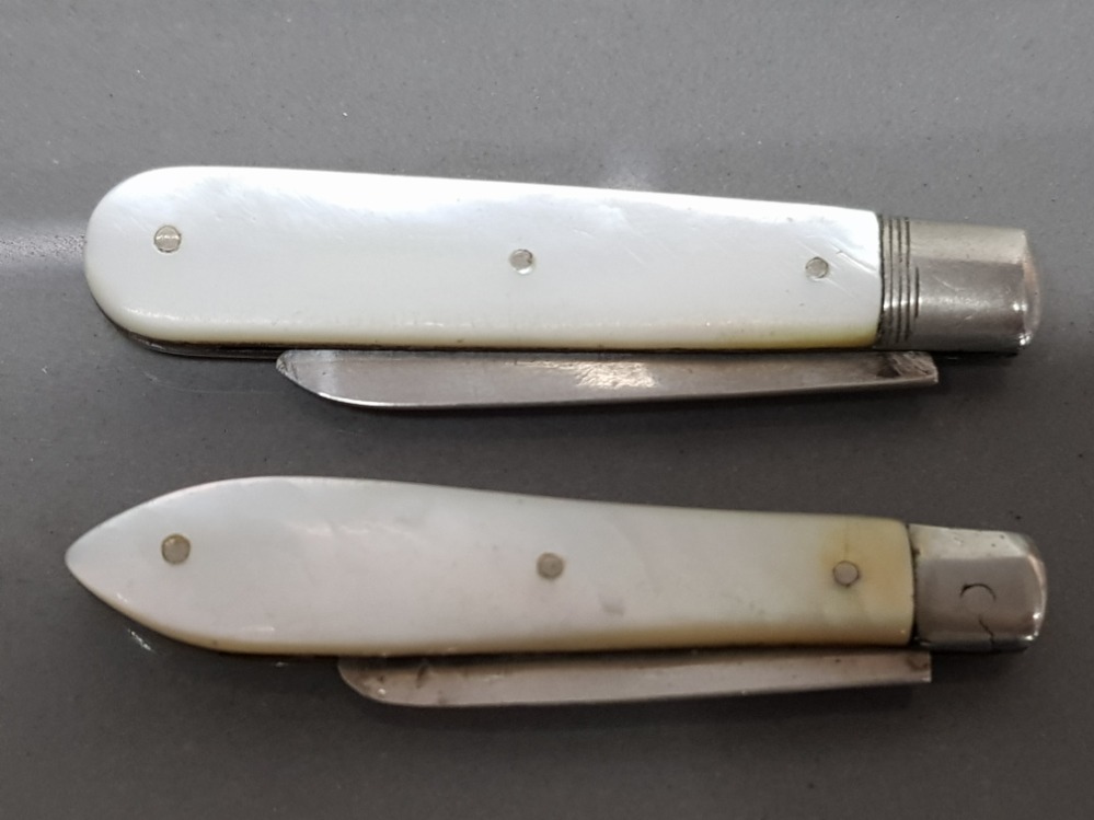 2 HALLMARKED SILVER BLADED FRUIT KNIVES WITH MOTHER OF PEARL HANDLES - Image 2 of 4