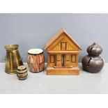 A COLLECTION OF 5 MONEY BOXES TO INCLUDE A BRASS MILK CHURN, A WOODEN CHALET WITH KEY, A STUDIO