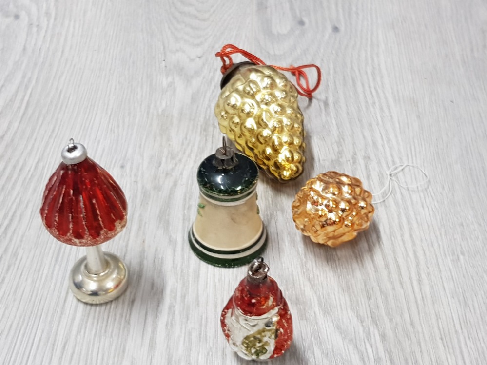 BLOWN GLASS CHRISTMAS DECORATIONS TO INCLUDE 2 LARGE RIBBED ANTIQUE GERMAN KUGELS FOUR EARLY 20TH - Image 4 of 4