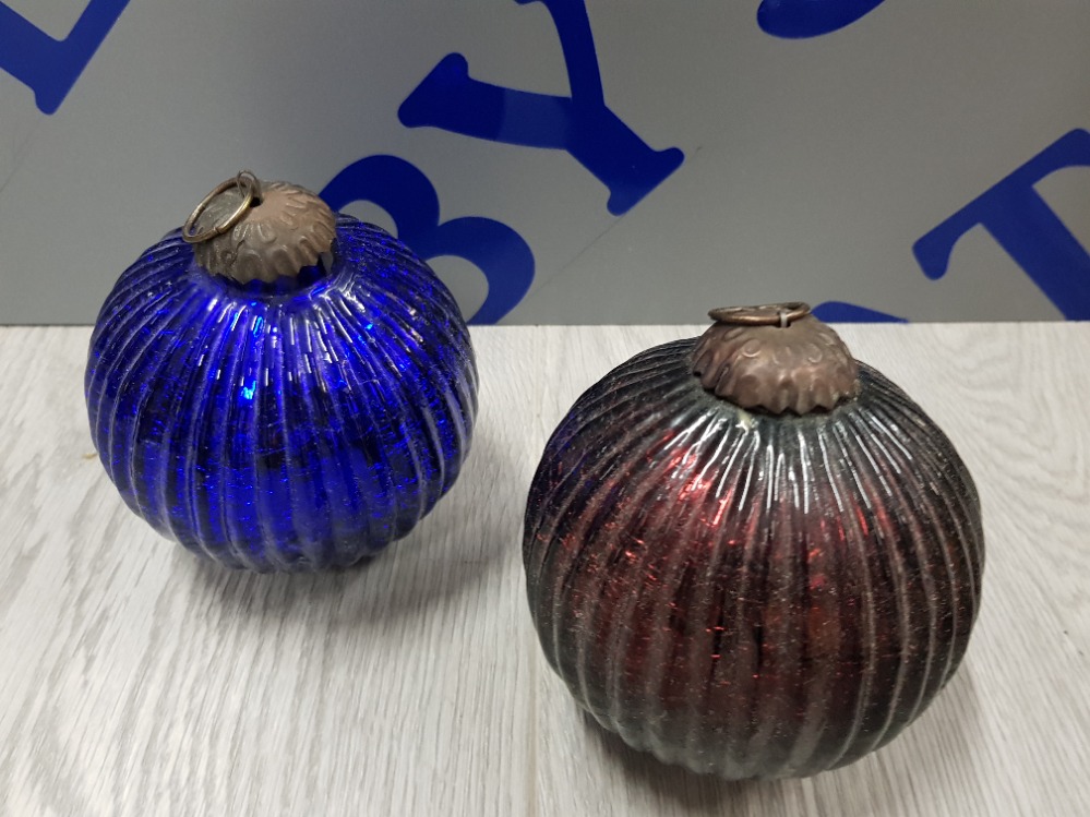 BLOWN GLASS CHRISTMAS DECORATIONS TO INCLUDE 2 LARGE RIBBED ANTIQUE GERMAN KUGELS FOUR EARLY 20TH - Image 3 of 4