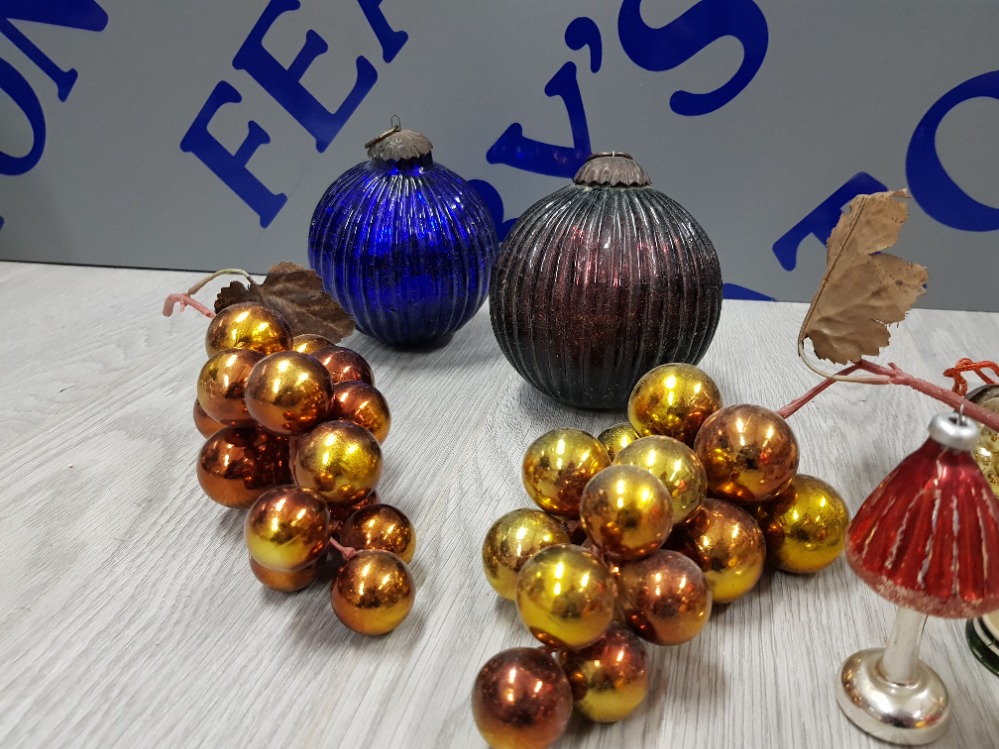 BLOWN GLASS CHRISTMAS DECORATIONS TO INCLUDE 2 LARGE RIBBED ANTIQUE GERMAN KUGELS FOUR EARLY 20TH - Image 2 of 4