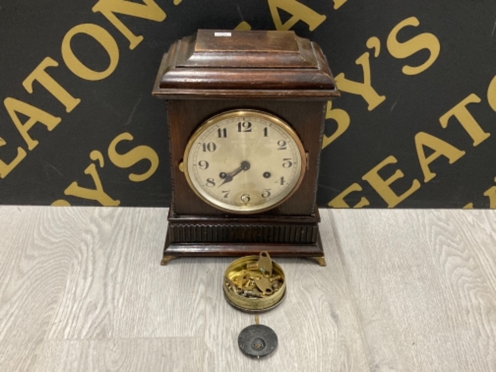 CIRCA 1910 OAK MANTLE CLOCK ON BRASS FEET WITH PENDUL AND SPARE KEYS ETC