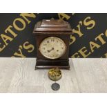 CIRCA 1910 OAK MANTLE CLOCK ON BRASS FEET WITH PENDUL AND SPARE KEYS ETC