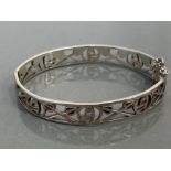 SILVER LADIES ORNATE CUT OUT BANGLE COMPLETE WITH SAFETY CHAIN 17.9G