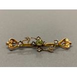 9CT YELLOW GOLD PEARL AND PERIDOT BROOCH COMPRISING OF A ROUND CUT PERIDOT STONE SET WITH TEN PEARLS