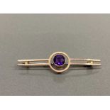 9CT YELLOW GOLD ORNATE BROOCH SET WITH A SINGLE ROUND CUT AMETHYST STONE 2.3G GROSS