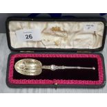 BEAUTIFULLY CASED EDWARD VII SILVER ANOINTING SPOON REPLICA REID AND SONS LONDON 1902 16.6 GRAMS