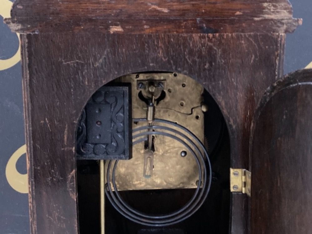 CIRCA 1910 OAK MANTLE CLOCK ON BRASS FEET WITH PENDUL AND SPARE KEYS ETC - Image 3 of 4