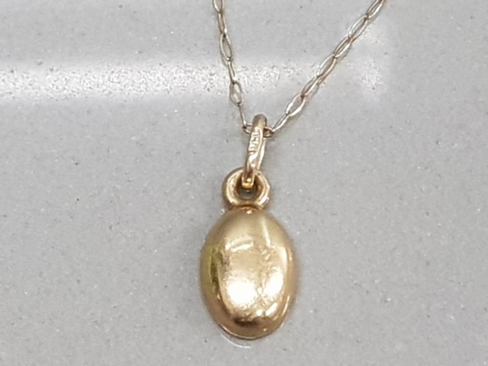 9CT GOLD COFFEE BEAN PENDANT ON A FINE CHAIN LINK 18 INCH CHAIN 1.2 GRAMS - Image 2 of 4