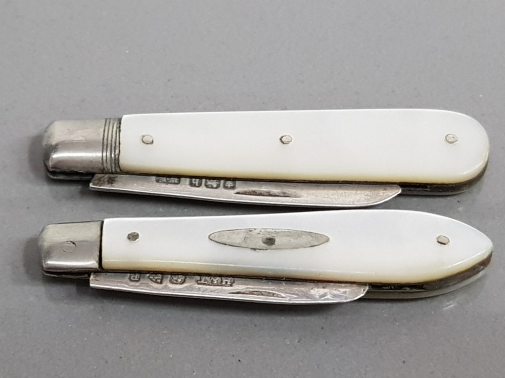 2 HALLMARKED SILVER BLADED FRUIT KNIVES WITH MOTHER OF PEARL HANDLES