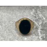 9CT GOLD GENTS BLACK ONYX SIGNET RING WITH A RUB OVER SET 4.9G SIZE T1/2