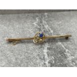 9CT GOLD SWEETHEART BROOCH SET WITH BLUE SAPPHIRE AND TWO PEARLS IN FLOWER LEAF PATTERN