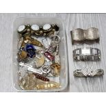 COLLECTION OF COSTUME JEWELLERY INCLUDING TIGER CLAW PENDANT, WRIST WATCH AND BRACELETS ETC