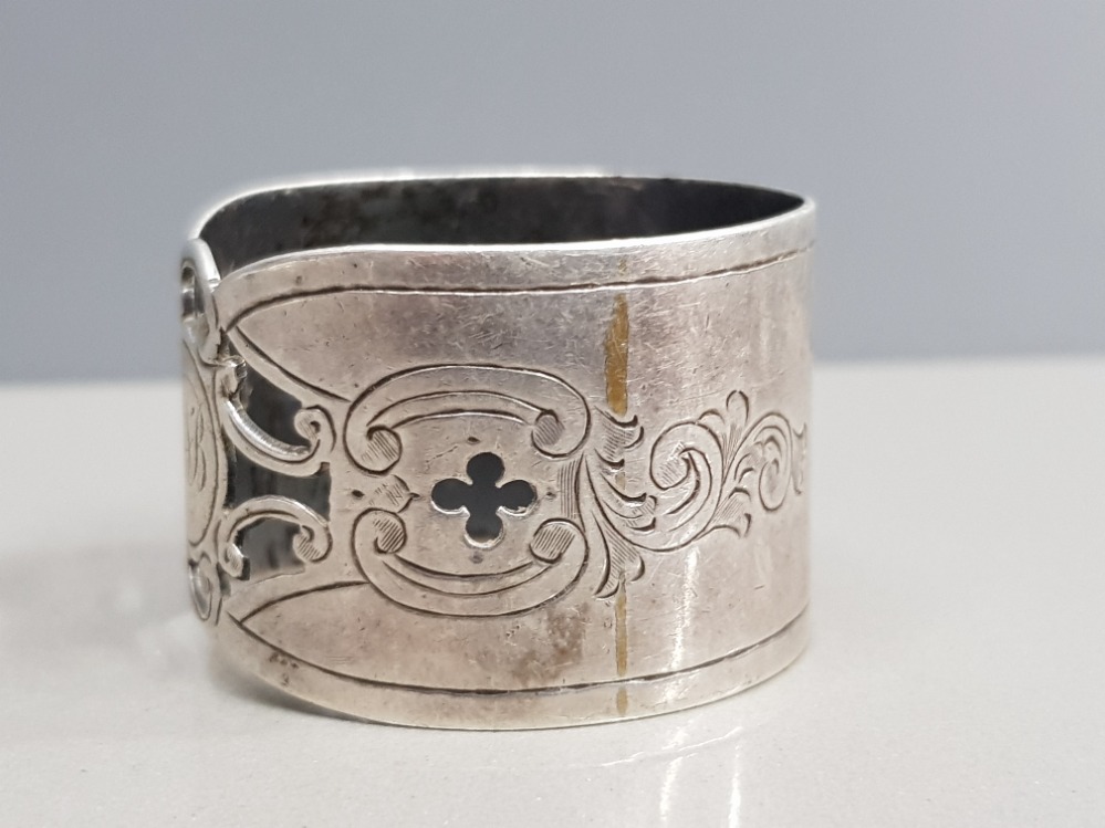 A VERY HEAVY WALKER AND HALL NAPKIN RING SHEFFIELD HALLMARKED 1918 DECORATION DEDICATED 28G - Image 2 of 3