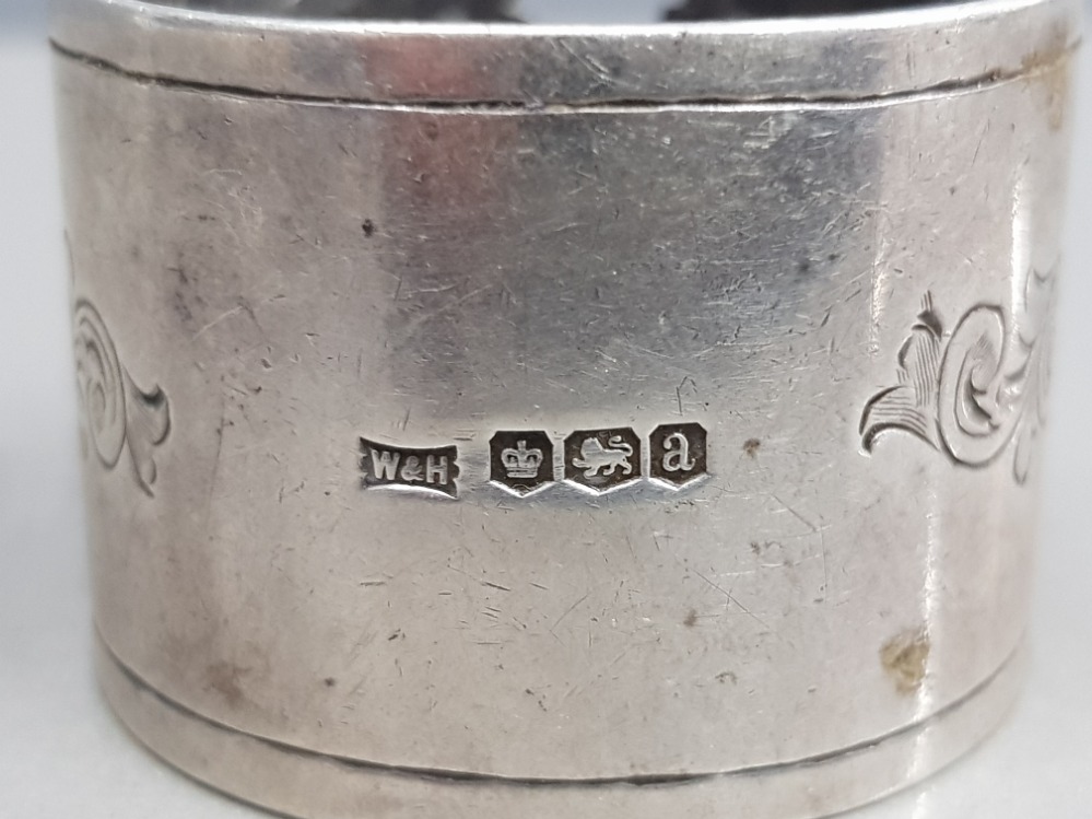 A VERY HEAVY WALKER AND HALL NAPKIN RING SHEFFIELD HALLMARKED 1918 DECORATION DEDICATED 28G - Image 3 of 3