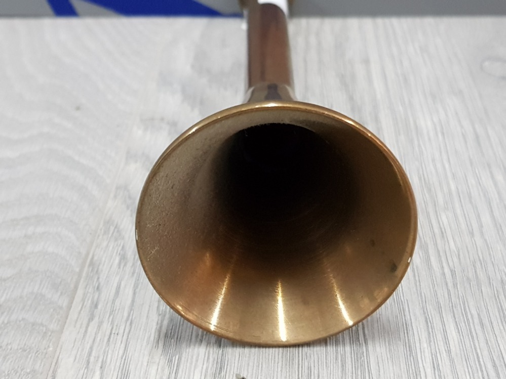 MID 20TH CENTURY BRASS AND COPPER HUNTING HORN - Image 2 of 3