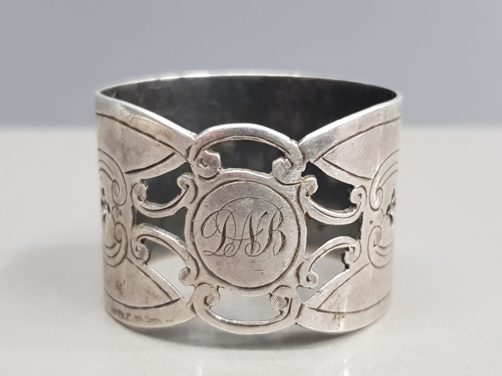 A VERY HEAVY WALKER AND HALL NAPKIN RING SHEFFIELD HALLMARKED 1918 DECORATION DEDICATED 28G