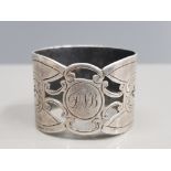 A VERY HEAVY WALKER AND HALL NAPKIN RING SHEFFIELD HALLMARKED 1918 DECORATION DEDICATED 28G