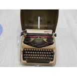 VINTAGE TRIUMPH PERFEKT TYPEWRITER IN ORIGINAL CARRY CASE