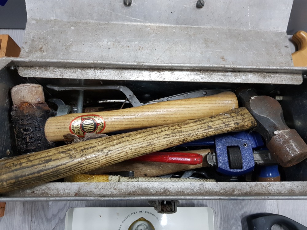 COLLECTION OF VINTAGE TOOLS IN METAL TOOLBOX INCLUDES HAMMERS, SAWS AND SCREWDRIVERS ETC - Image 2 of 6