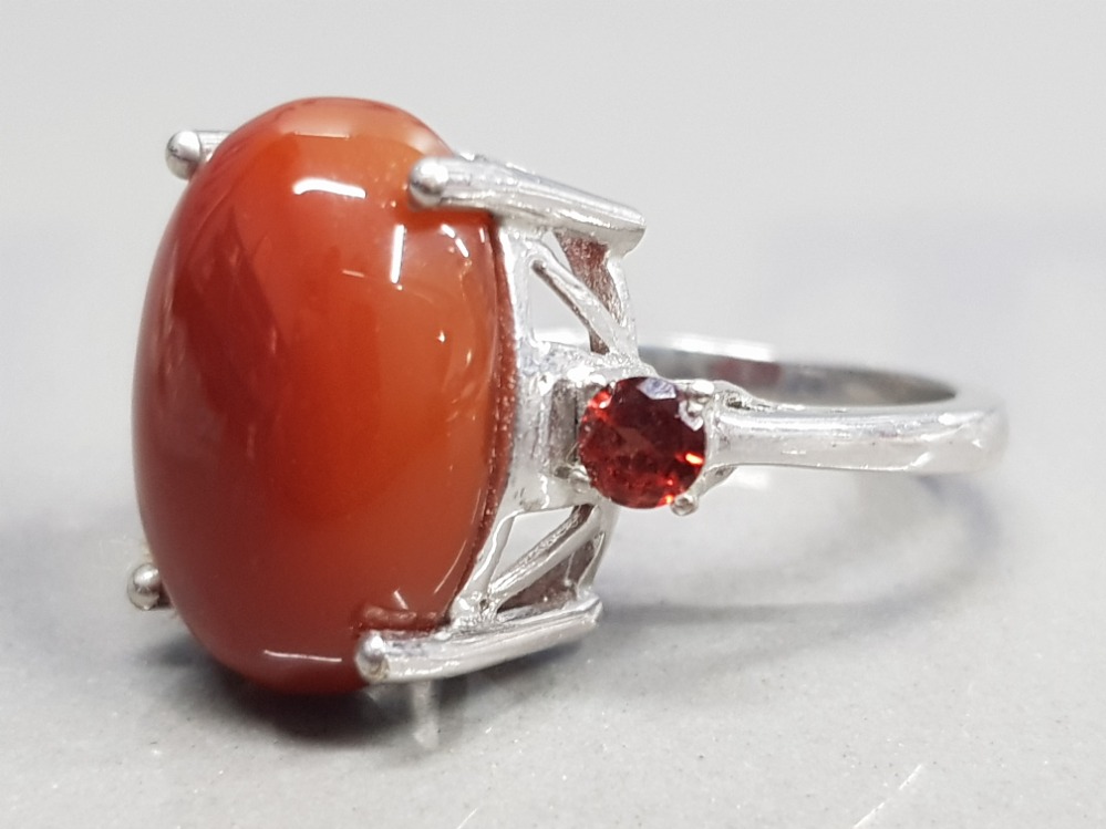 OVAL CORNELLIAN AND GARNET METAL RING - Image 2 of 4