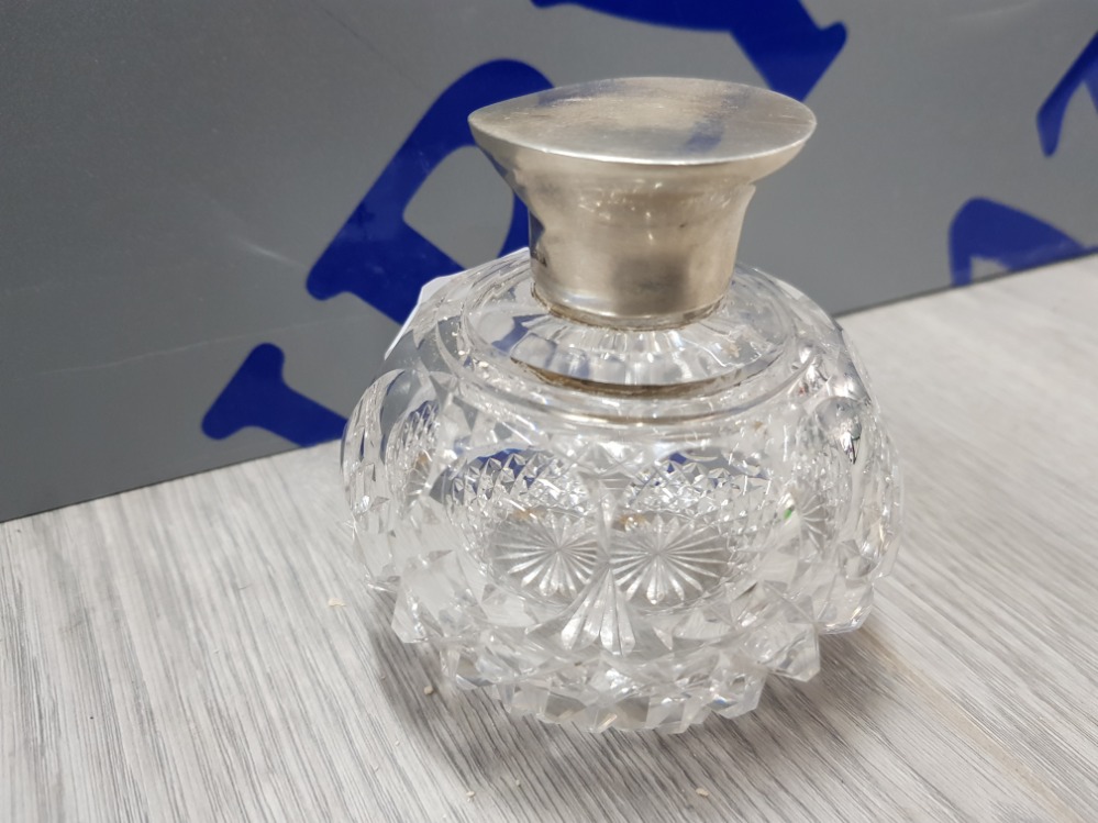 SILVER HALLMARKED LIDDED PERFUME BOTTLE WITH GLASS STOPPER, SILVER LID WEIGHT 21.3 GRAMS - Image 6 of 6