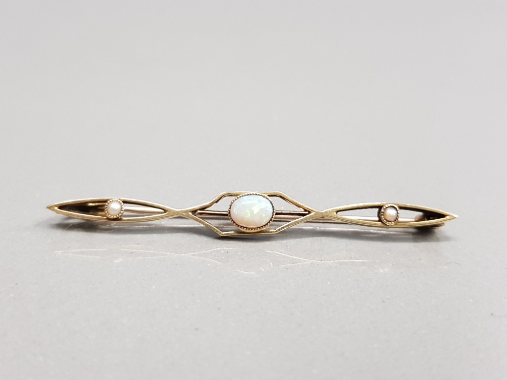 15CT YELLOW GOLD OPAL BROOCH SET WITH A SINGLE OPAL WITH TWO SMALL PEARLS 2.8G GROSS