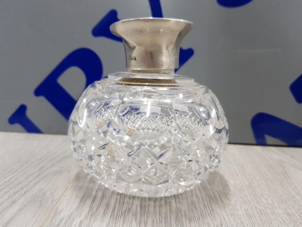 SILVER HALLMARKED LIDDED PERFUME BOTTLE WITH GLASS STOPPER, SILVER LID WEIGHT 21.3 GRAMS - Image 3 of 6