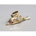 9CT YELLOW GOLD STONE SET DOLPHIN PENDANT SET WITH SAPPHIRE RUBY AND CUBIC ZIRCONIA STONES 4.2G