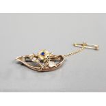 9CT YELLOW GOLD BROOCH WITH FLOWER AND LEAF DESIGN SET WITH A BLUE STONE AND THREE PEARLS 2.9G