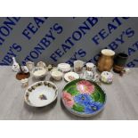 COLLECTION OF CERAMICS INCLUDING 2 MASONS STRATHMORE CUPS, MASONS MANDALAY PICTURE FRAME, WEDGWOOD