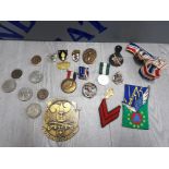 INTERESTINGLY COLLECTION OF BADGES, MEDALS AND COINS INCLUDES A INFANTERIE PROPATRIA SEMPER BADGE