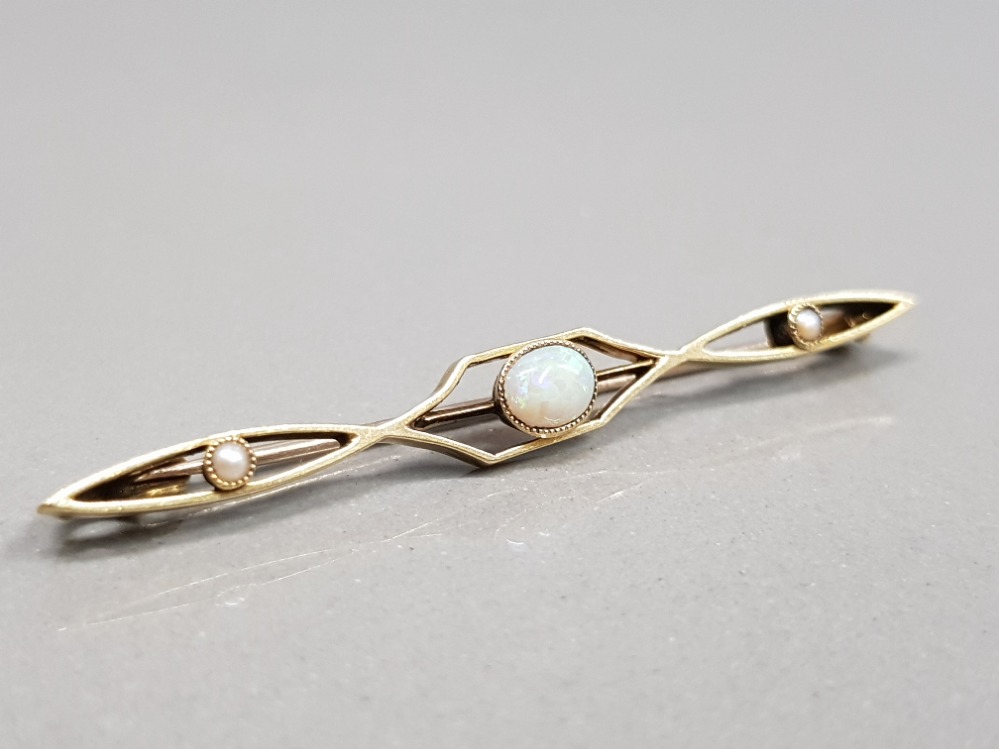 15CT YELLOW GOLD OPAL BROOCH SET WITH A SINGLE OPAL WITH TWO SMALL PEARLS 2.8G GROSS - Image 2 of 3