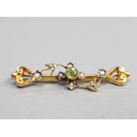 9CT YELLOW GOLD PEARL AND PERIDOT BROOCH COMPRISING OF A ROUND CUT PERIDOT STONE SET WITH TEN
