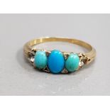 18CT YELLOW GOLD 5 STONE RING COMPRISING OF 3 OVAL SHAPED TURQUOISE STONES SET IN THE CENTRE WITH