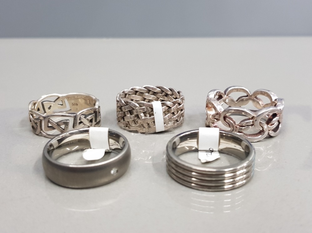 3 STERLING SILVER RINGS TOGETHER WITH 2 TITANIUM RINGS