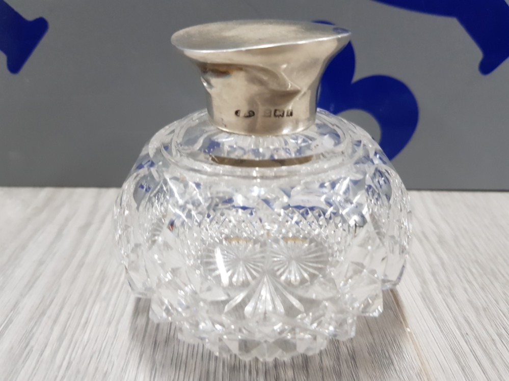 SILVER HALLMARKED LIDDED PERFUME BOTTLE WITH GLASS STOPPER, SILVER LID WEIGHT 21.3 GRAMS