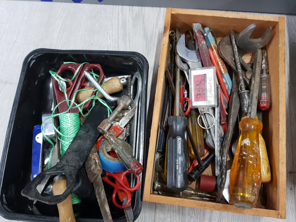 COLLECTION OF VINTAGE TOOLS IN METAL TOOLBOX INCLUDES HAMMERS, SAWS AND SCREWDRIVERS ETC - Image 5 of 6