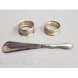 2 SILVER NAPKIN RINGS TOGETHER WITH A SILVER HANDLED SHOE HORN 72.1G GROSS
