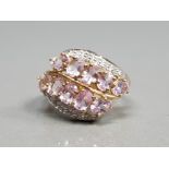 9CT YELLOW GOLD ORNATE STONE SET RING FEATURING 2 ROWS EACH SET WITH 5 OVAL SHAPED PINK STONES