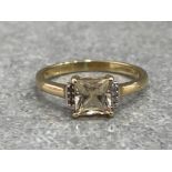 9CT GOLD ORNATE RING WITH SQUARE YELLOW STONE SET WITH 6 ROUND BRILLIANT CUT DIAMONDS 2.2G SIZE P