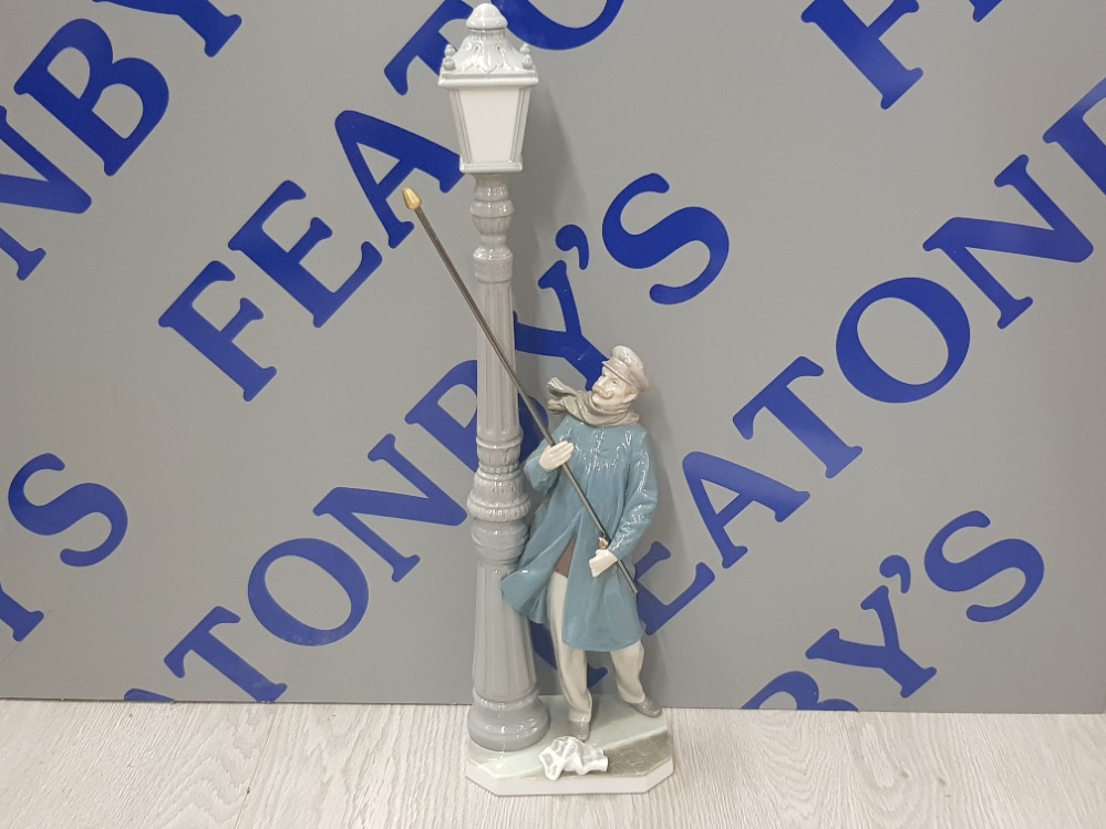 LLADRO FIGURE 5205 LAMPLIGHTER SIGNED AND DATED TO BASE SAS