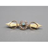 9CT YELLOW GOLD ORNATE BROOCH WITH HORSESHOE SET IN THE CENTRE WITH PEARLS AND 1 TURQUOISE STONE