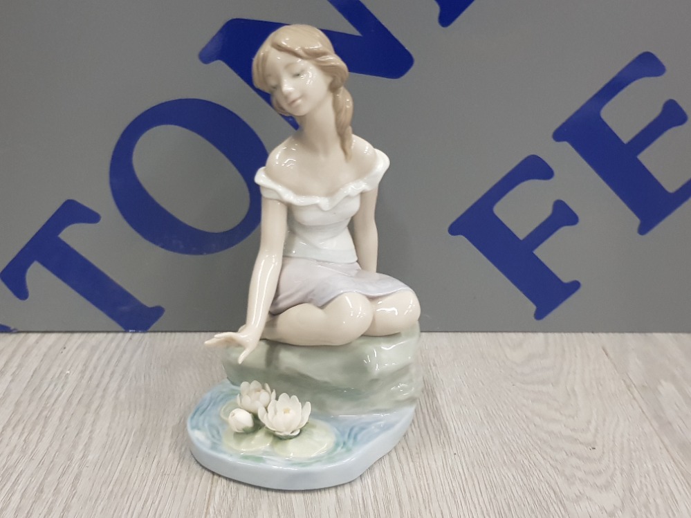 LLADRO FIGURE 7706 REFLECTIONS OF HELENA SIGNED AND DATED TO BASE