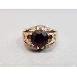 9CT YELLOW GOLD ONE STONE GARNET RING COMPRISING OF A SINGLE ROUND CUT GARNET SET IN A CLAW WITH