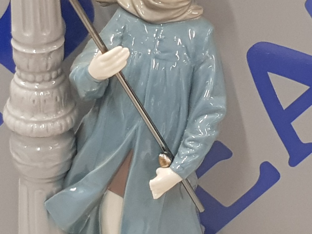 LLADRO FIGURE 5205 LAMPLIGHTER SIGNED AND DATED TO BASE SAS - Image 2 of 4