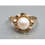 9CT YELLOW GOLD PEARL RING SET IN WITH PEARL IN THE CENTRE WITH ORNATE EDGE SIZE N 2.5G GROSS