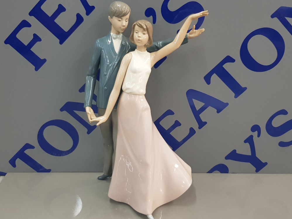 NAO BY LLADRO FIGURE OF A DANCING COUPLE