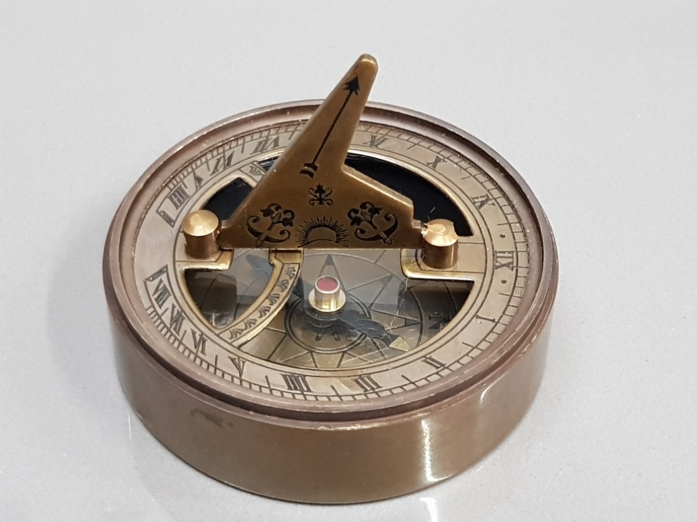 BRASS CASED SUNDIAL AND COMPASS - Bild 2 aus 3